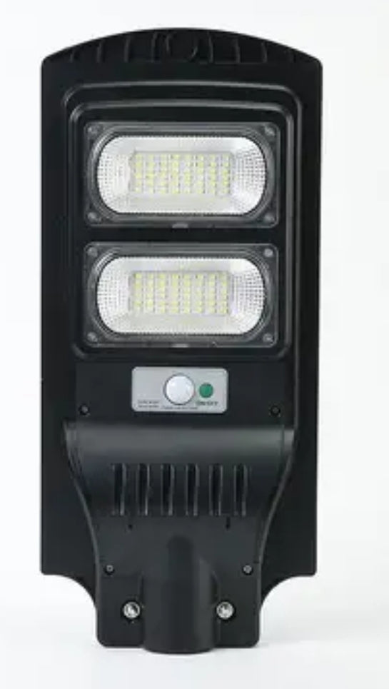 Foco solar 100w. 2x$135